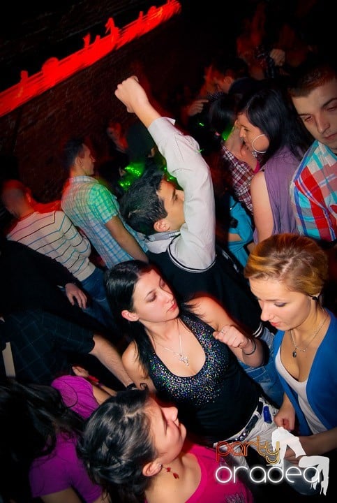 Distracţie în Club Escape, 