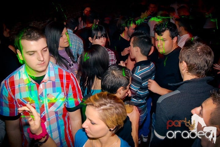 Distracţie în Club Escape, 