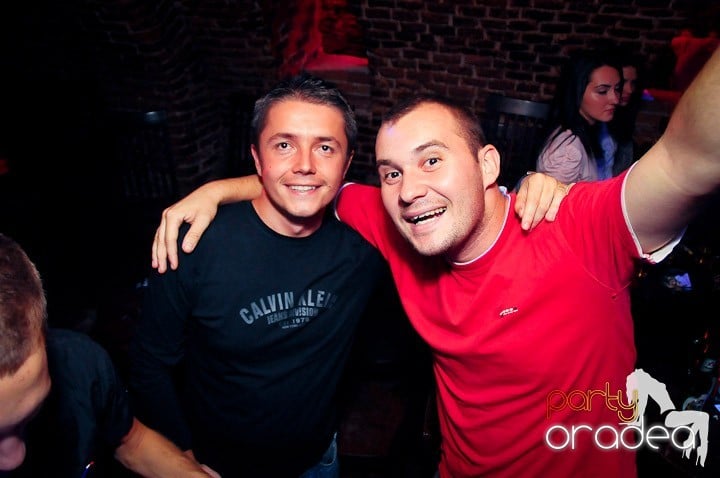 Distracţie în Club Escape, 