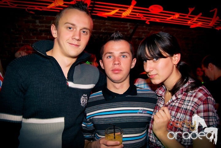 Distracţie în Club Escape, 