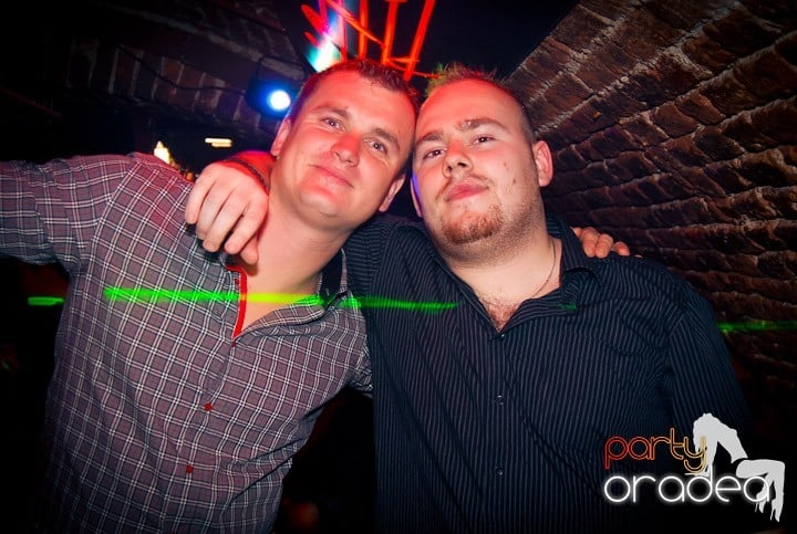 Distracţie în Club Escape, 