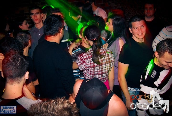 Distracţie în Club Escape, 