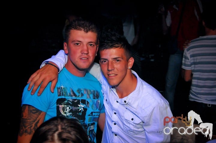 Distracţie în Club Escape, 