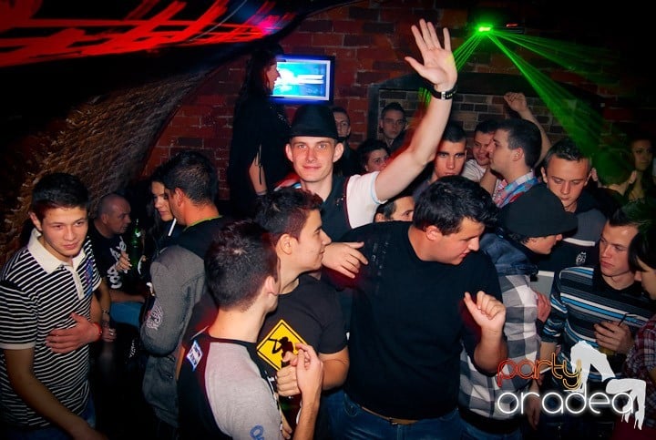 Distracţie în Club Escape, 