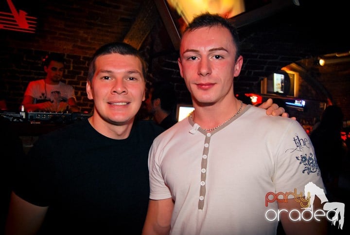 Distracţie în Club Escape, 