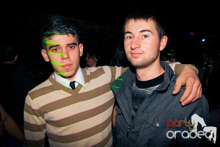 Distracţie în Club Escape, 