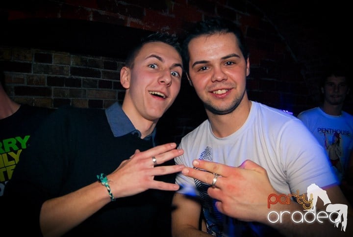 Distracţie în Club Escape, 