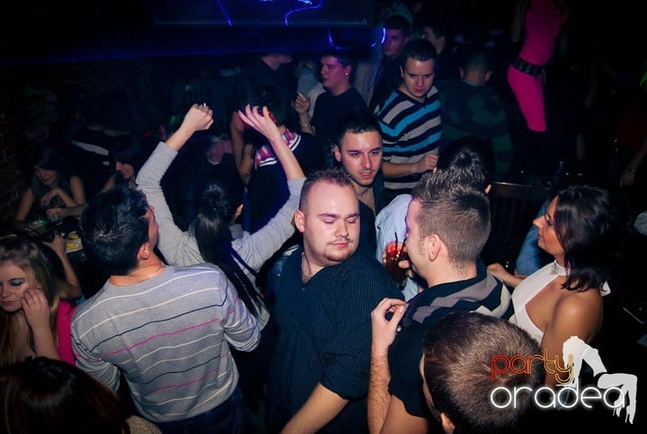 Distracţie în Club Escape, 