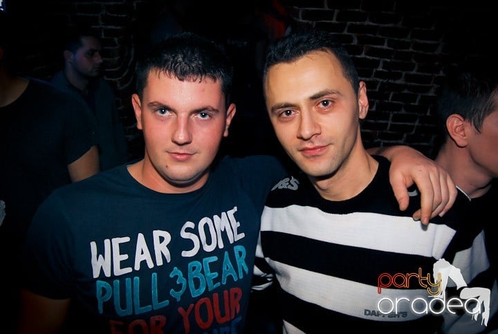 Distracţie în Club Escape, 