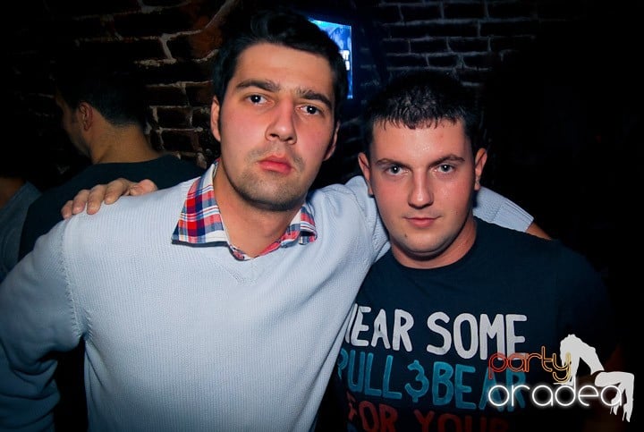 Distracţie în Club Escape, 