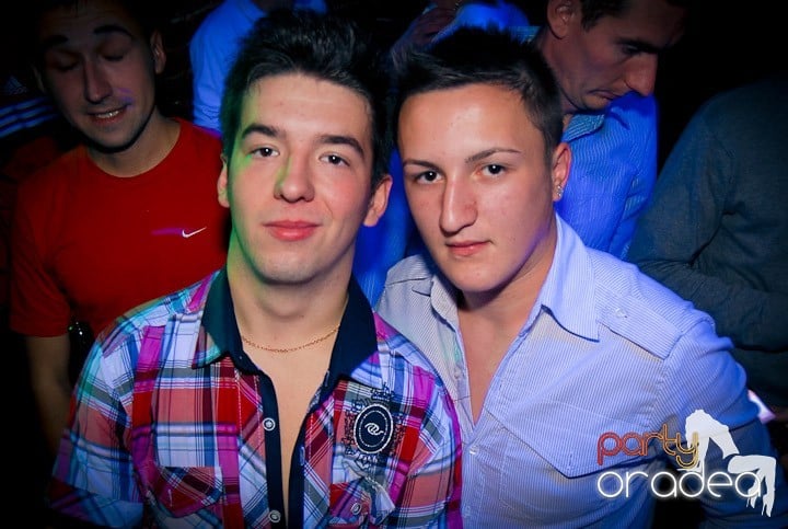 Distracţie în Club Escape, 