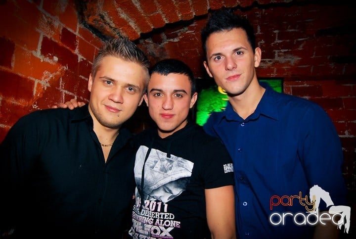 Distracţie în Club Escape, 