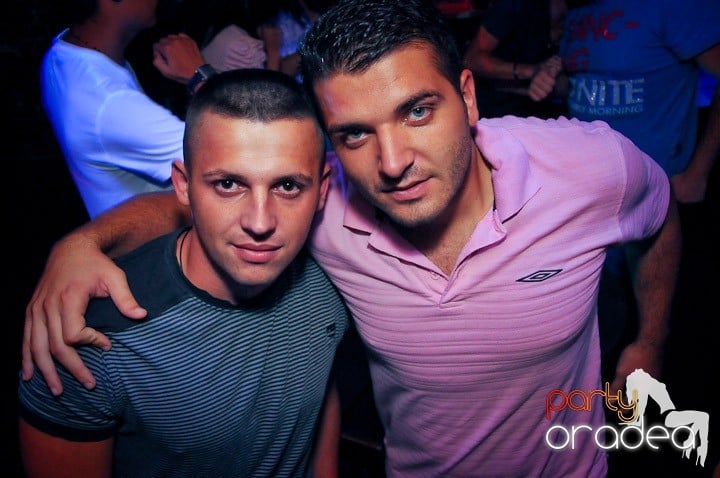 Distracţie în Club Escape, 