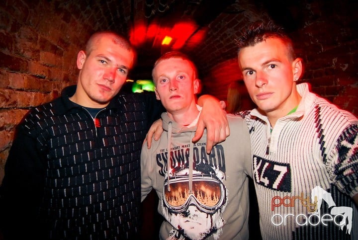 Distracţie în Club Escape, 