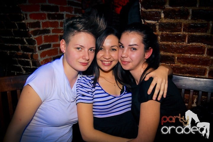 Distracţie în Club Escape, 