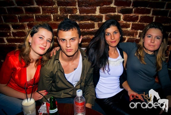 Distracţie în Club Escape, 