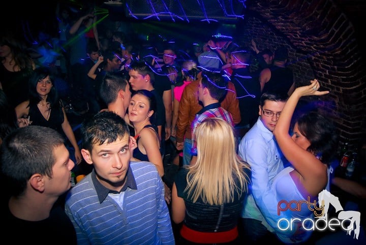 Distracţie în Club Escape, 