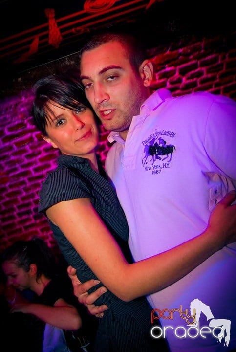 Distracţie în Club Escape, 