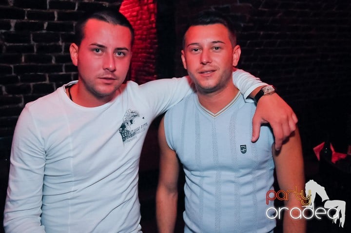 Distracţie în Club Escape, 