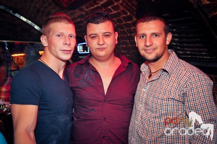 Distracţie în Club Escape, 