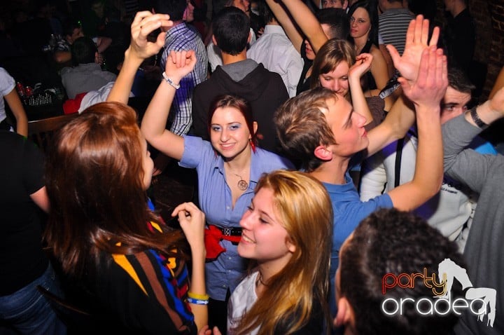 Distracţie în Club Escape, 