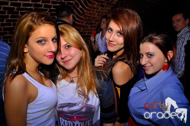 Distracţie în Club Escape, 