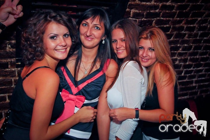 Distracţie în Club Escape, 