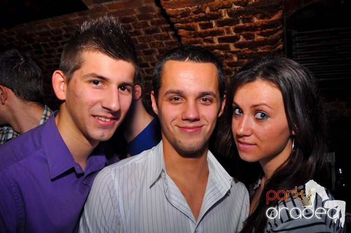 Distracţie în Club Escape, 