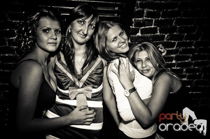 Distracţie în Club Escape, 