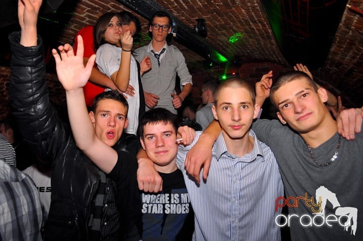 Distracţie în Club Escape, 