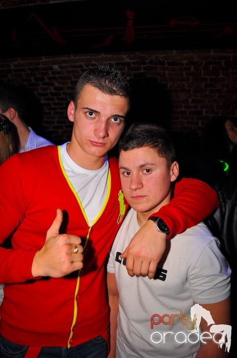 Distracţie în Club Escape, 