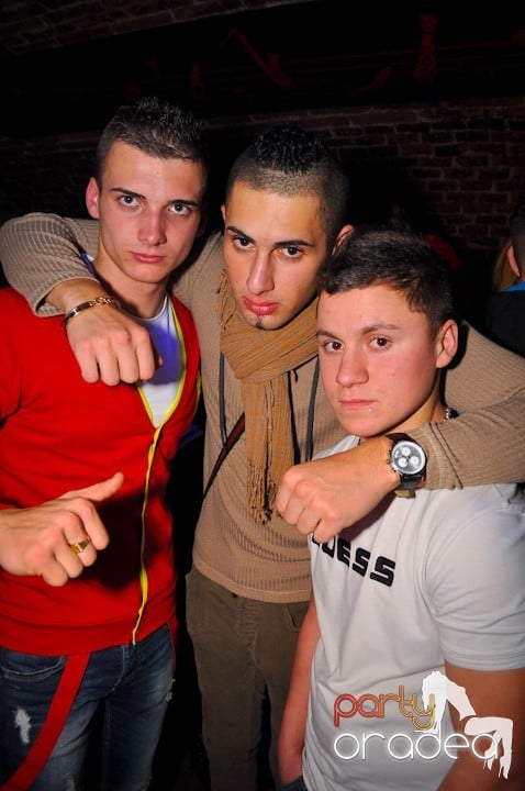 Distracţie în Club Escape, 