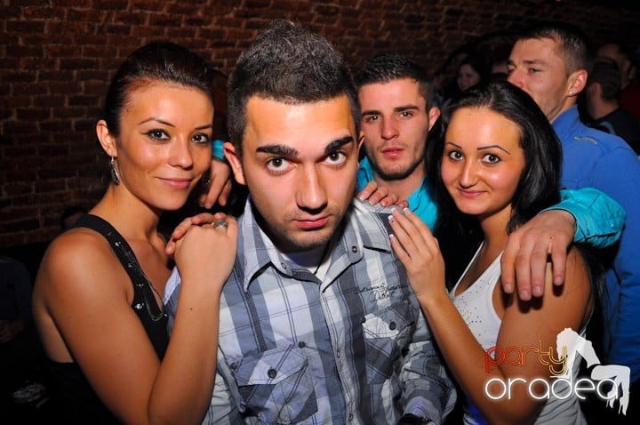 Distracţie în Club Escape, 