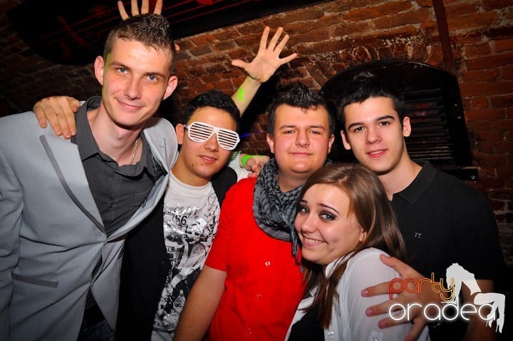 Distracţie în Club Escape, 