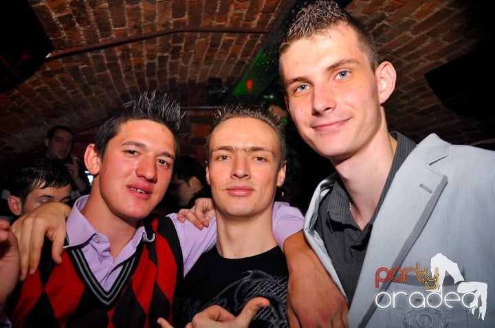 Distracţie în Club Escape, 