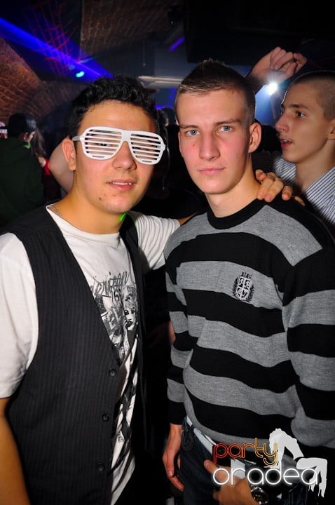 Distracţie în Club Escape, 