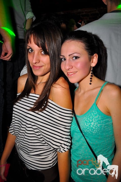 Distracţie în Club Escape, 