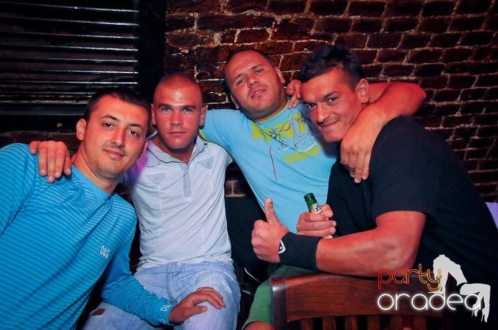 Distracţie în Club Escape, 