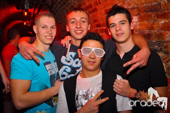 Distracţie în Club Escape, 