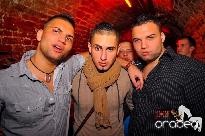 Distracţie în Club Escape, 