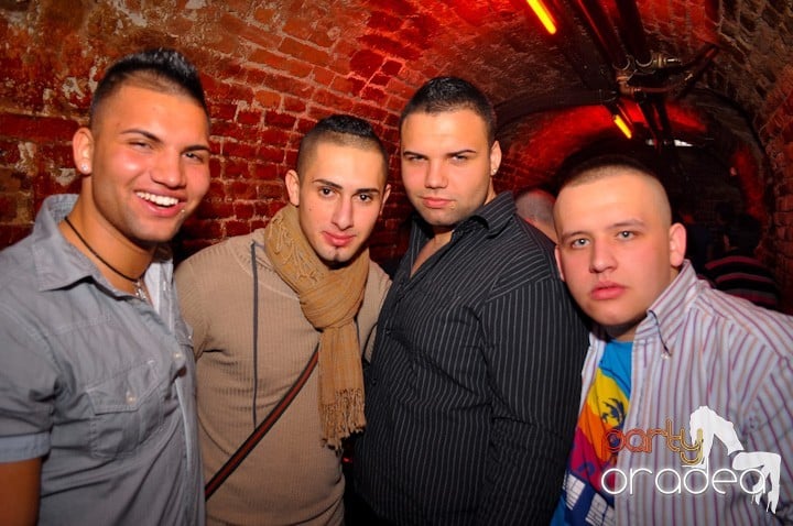 Distracţie în Club Escape, 