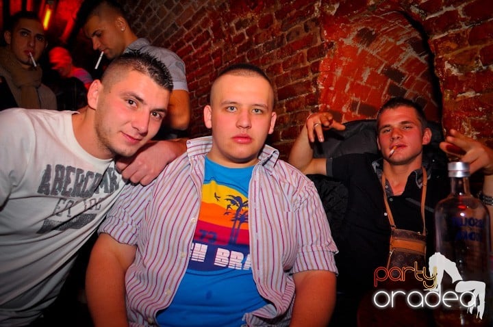 Distracţie în Club Escape, 