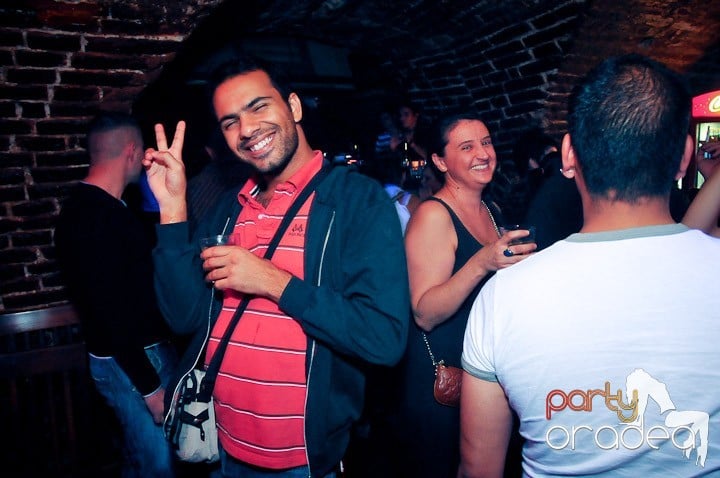 Distracţie în Club Escape, 