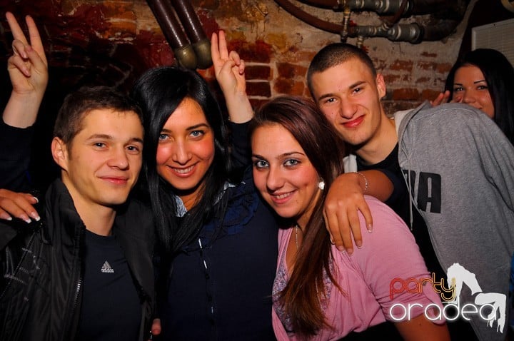 Distracţie în Club Escape, 