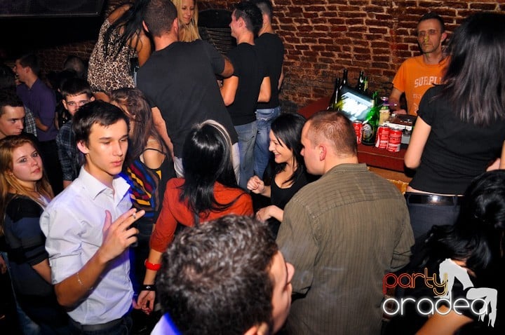 Distracţie în Club Escape, 