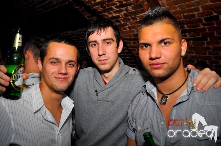 Distracţie în Club Escape, 