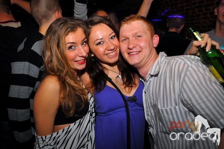 Distracţie în Club Escape, 