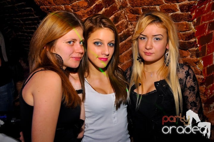 Distracţie în Club Escape, 