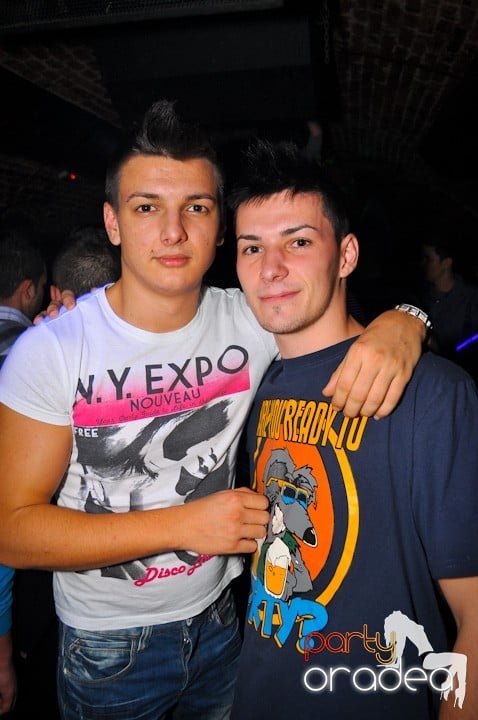 Distracţie în Club Escape, 