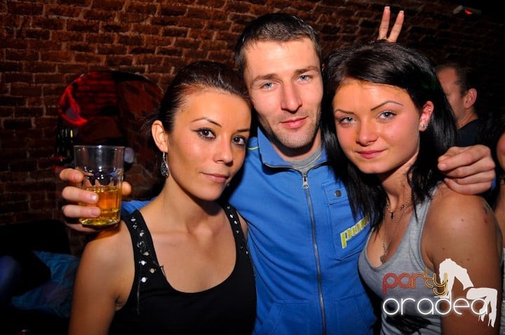 Distracţie în Club Escape, 